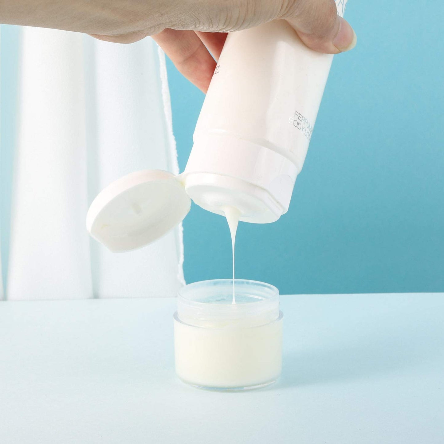 Refillable Cosmetic Sample Jars - 100 Pack 20g (0.7oz) Blue Small Travel Containers with Lids + 10 Mini Makeup Spatulas - BPA Free